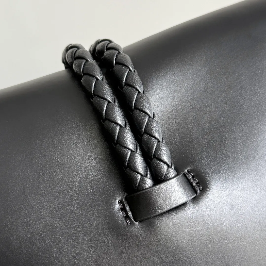 Batch 1520 BOTTEGA VENETA 2025 women's mini LIBERTA crossbody bag, the smallest size is shipped! ! Summer is here, how can you go out and play without a small bag? The "Freedom" series has the advantage of not being picky about seasons. I really like it. A small bag with a generous temperament is an indispensable item for every girl to perfectly adapt to the variety of summer outfits. The high-quality leather reveals a delicate luster. The U-shaped high-quality hardware design is enlarged in this size, which is the finishing touch. Whether it is attending a banquet or daily travel, it can show off the taste. Style No.: 826147 Size: 24*15.5*5cm